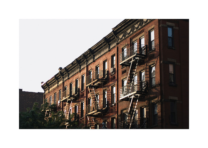 Cuadro de ciudades: fachada brownstone con escaleras de emergencia
