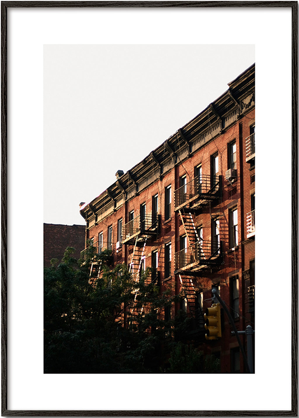 Cuadro de ciudades con fachadas y escaleras de incendios – Black Frame