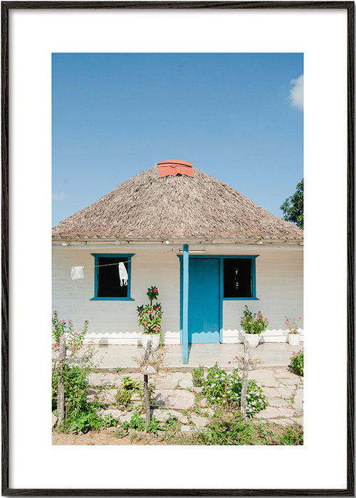 Cuadro de paisaje con casa y puerta azul – Black Frame