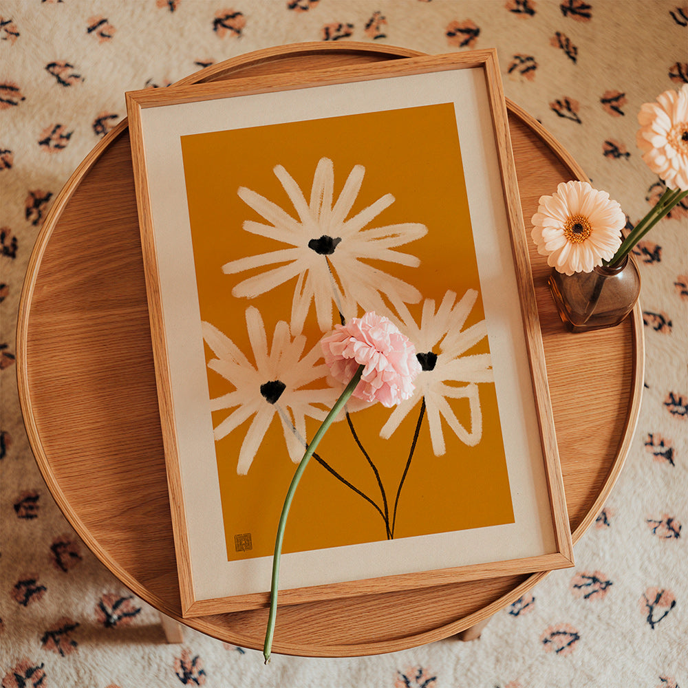 Lámina botánica de margaritas sobre fondo mostaza – Product2