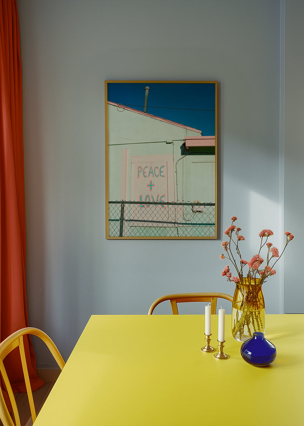 Fotografía de fachada con grafiti Peace + Love – Product3