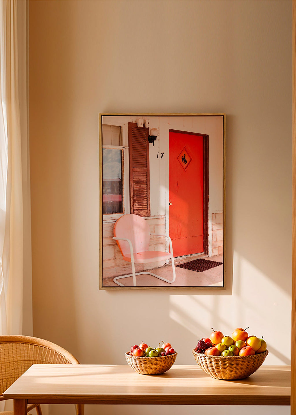 Fotografía de motel con puerta roja y silla retro – Canvas1