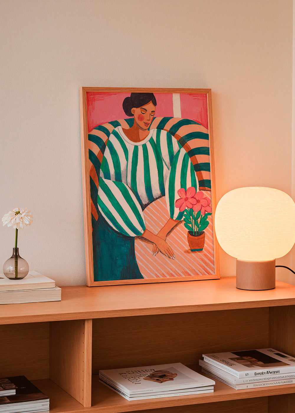 Ilustración de mujer en rayas con maceta – Product2