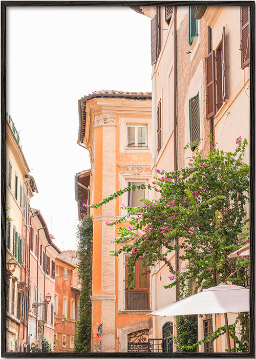 Cuadro de ciudades con fachada romana y buganvillas – Black Frame