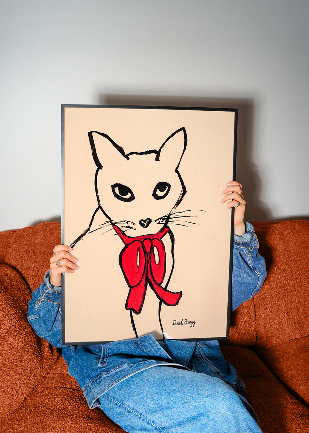 Cuadro gato con lazo rojo y trazo suelto – Product2