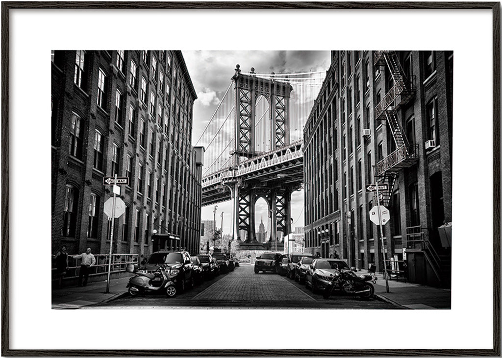 Cuadro de ciudades: Manhattan Bridge en blanco y negro – Black Frame