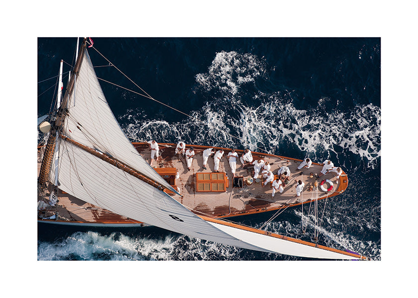 Fotografía aérea de velero en alta mar