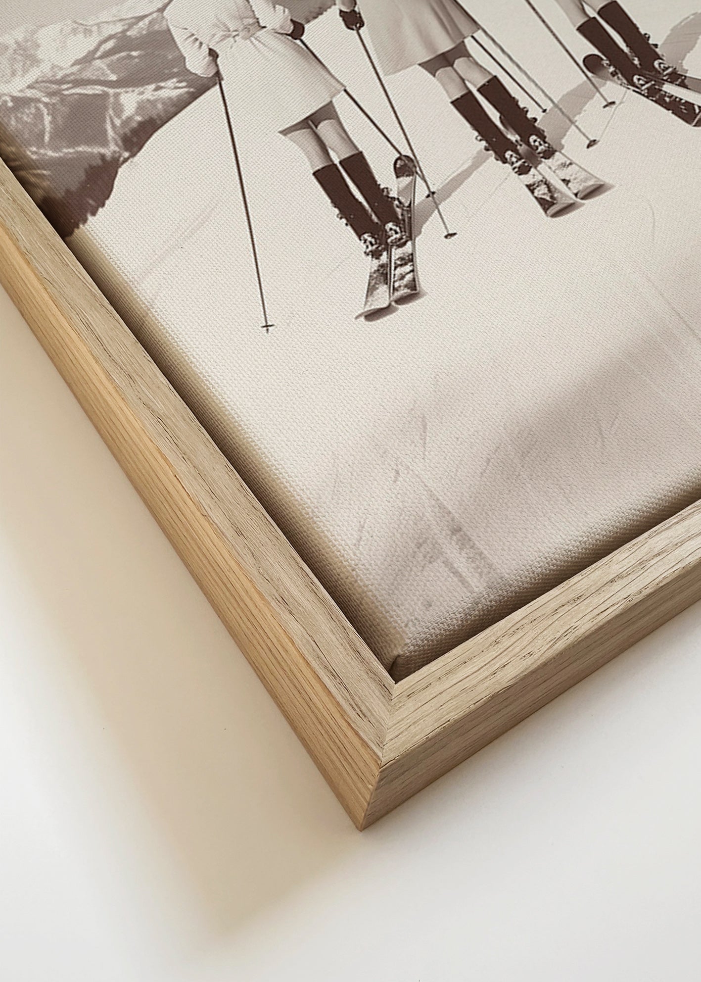 Cuadro vintage: esquiadoras retro en fila – Canvas detail