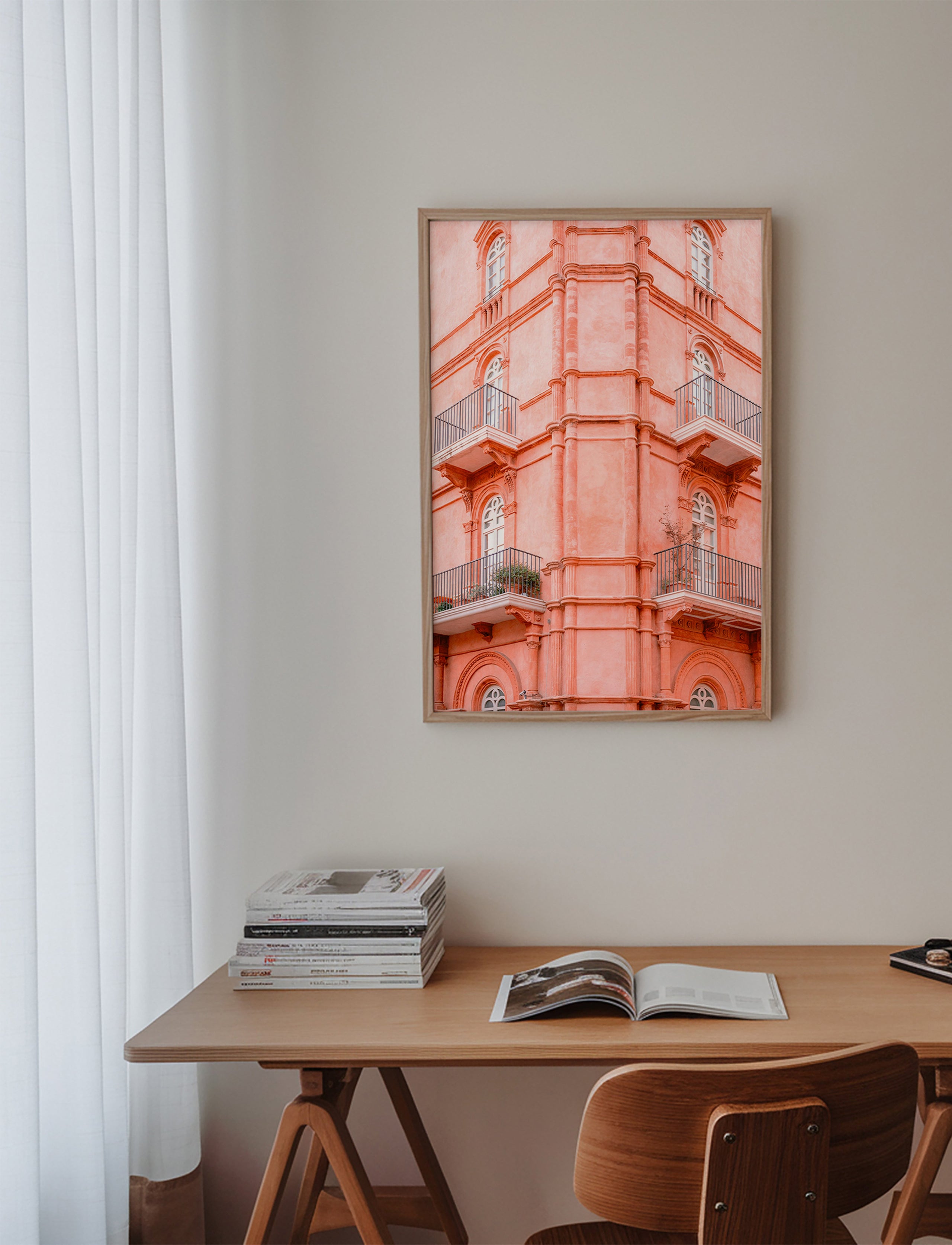 Cuadro de ciudades con fachada rosada y balcones – Product3