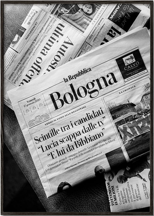 Cuadro de ciudades con portada de periódico en blanco y negro – Black Frame