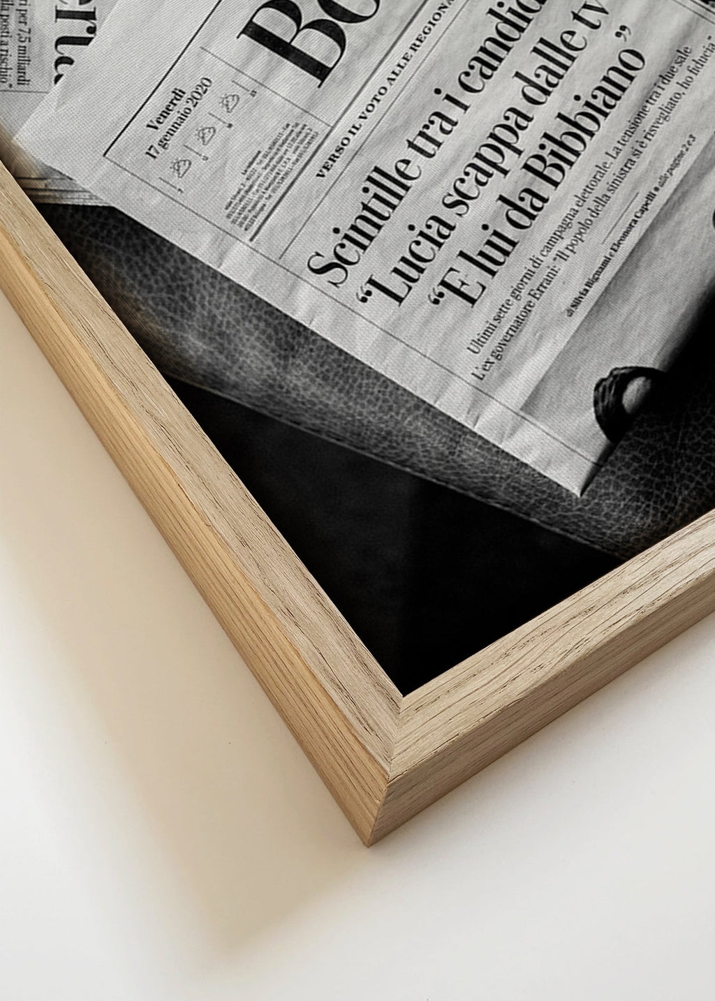 Cuadro de ciudades con portada de periódico en blanco y negro – Canvas detail