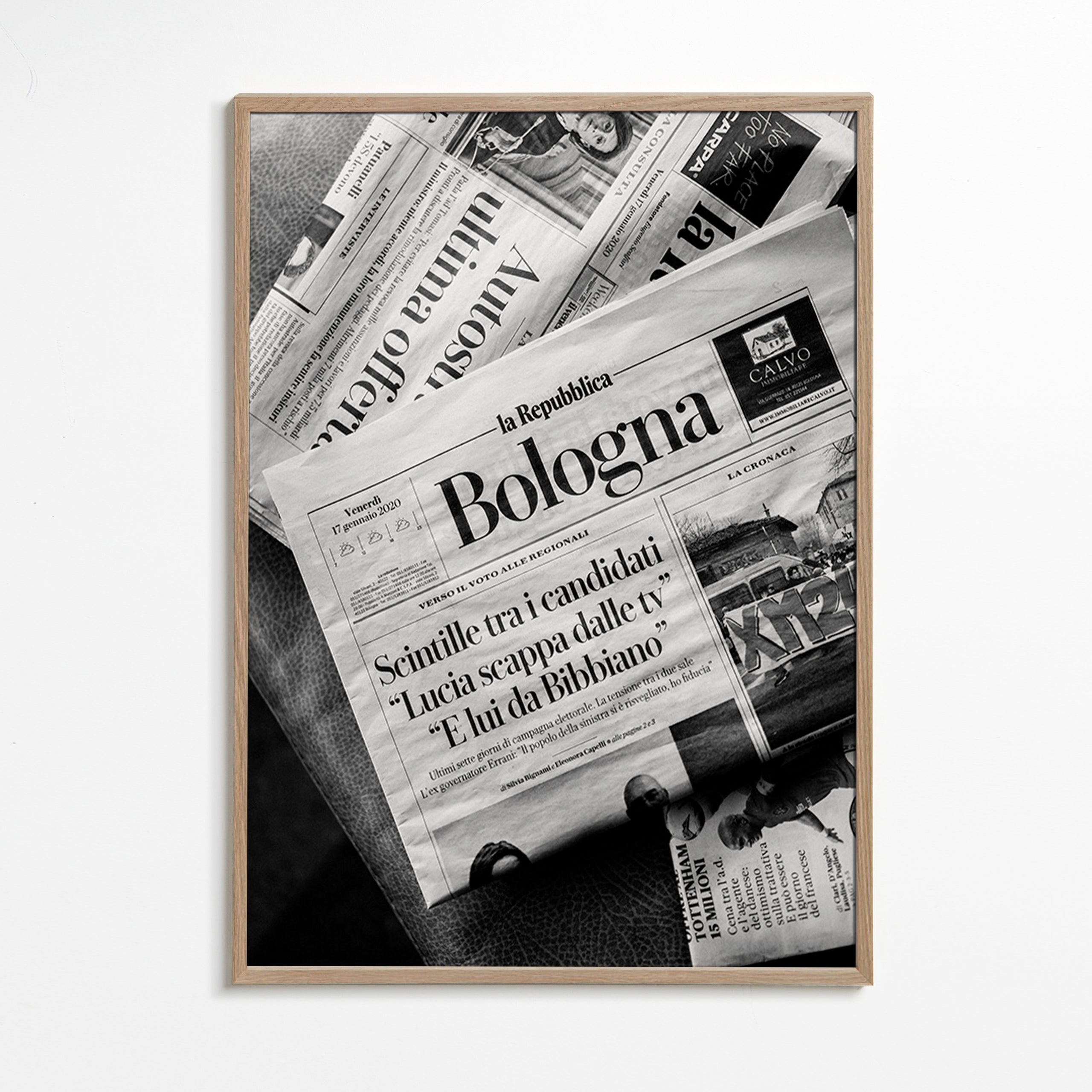 Cuadro de ciudades con portada de periódico en blanco y negro – Oak Frame