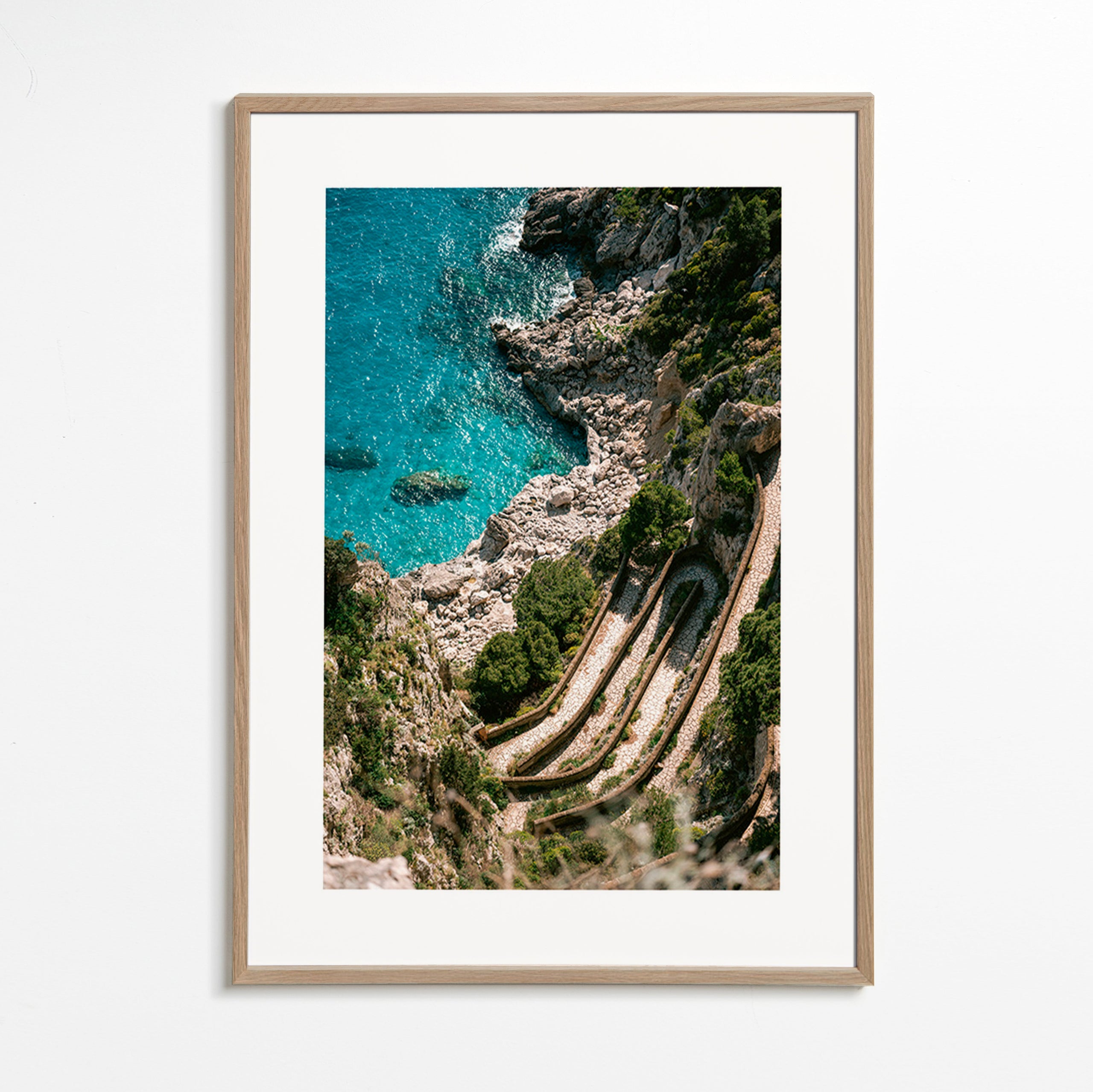 Cuadro de paisaje con costa en terrazas y mar turquesa – Oak Frame