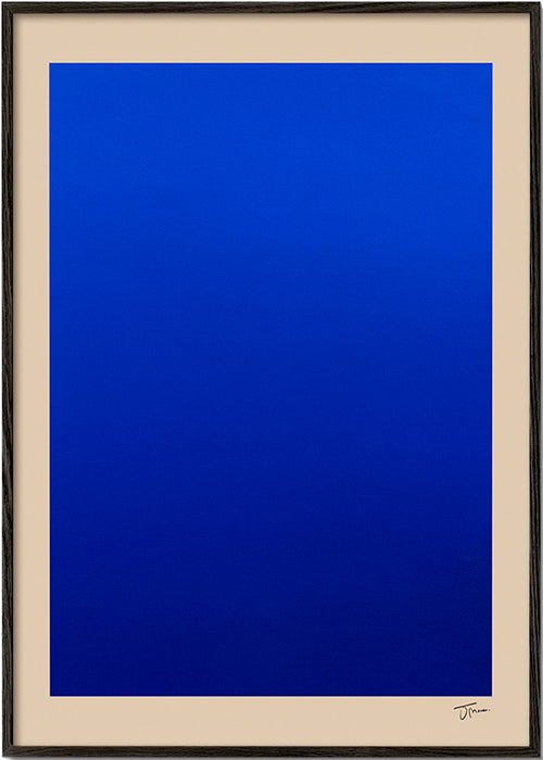 Cuadro abstracto con campo azul y borde beige – Black Frame
