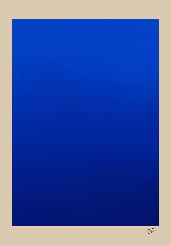 Cuadro abstracto con campo azul y borde beige