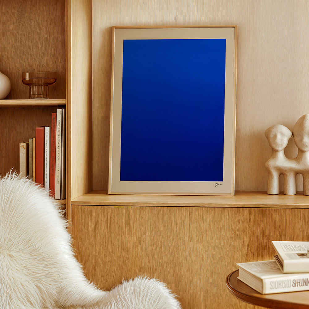 Cuadro abstracto con campo azul y borde beige – Product3