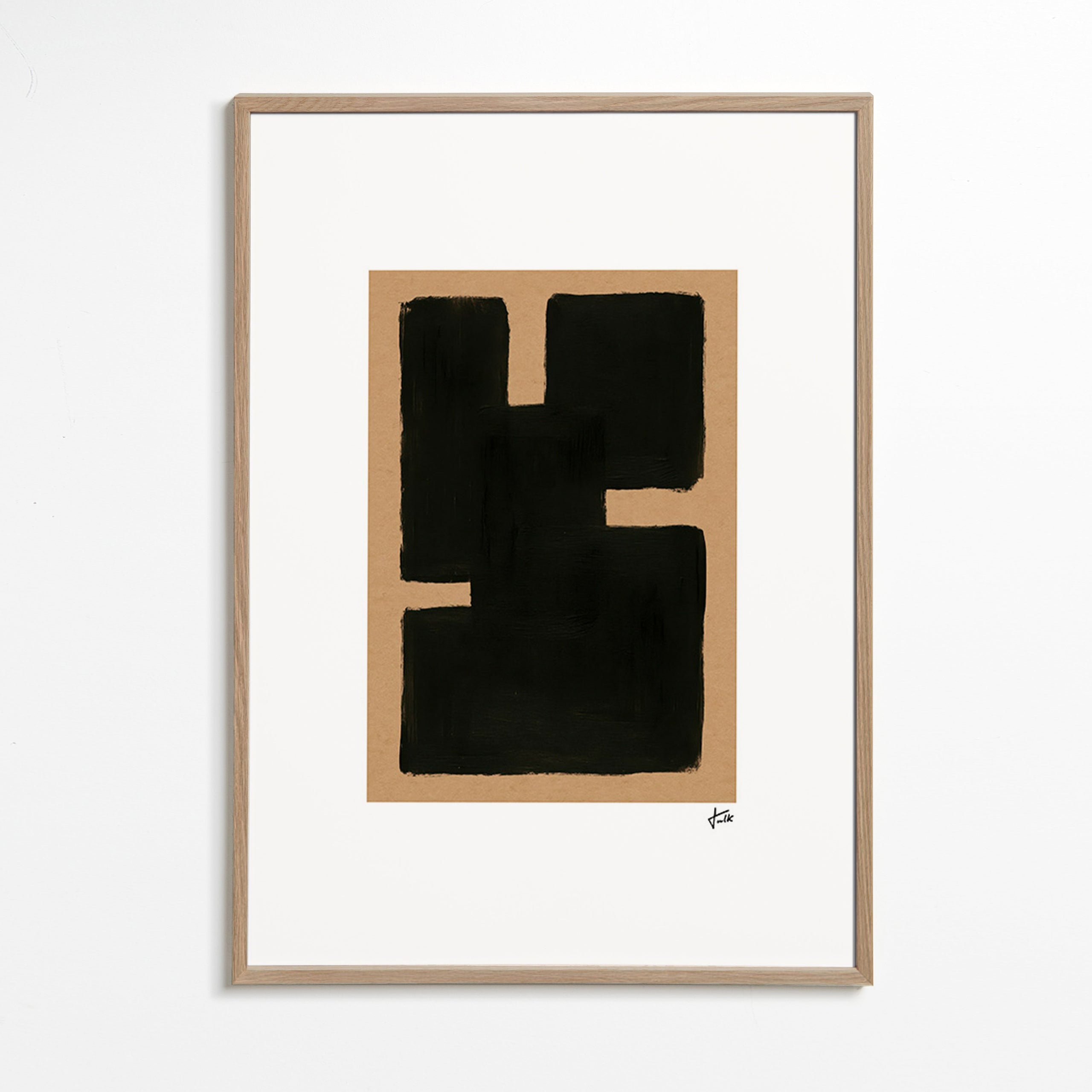 Cuadro abstracto con formas negras sobre papel kraft – Oak Frame