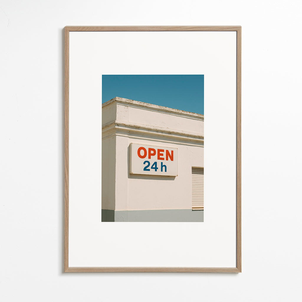 Cuadro minimalista fachada con rótulo OPEN 24h – Oak Frame