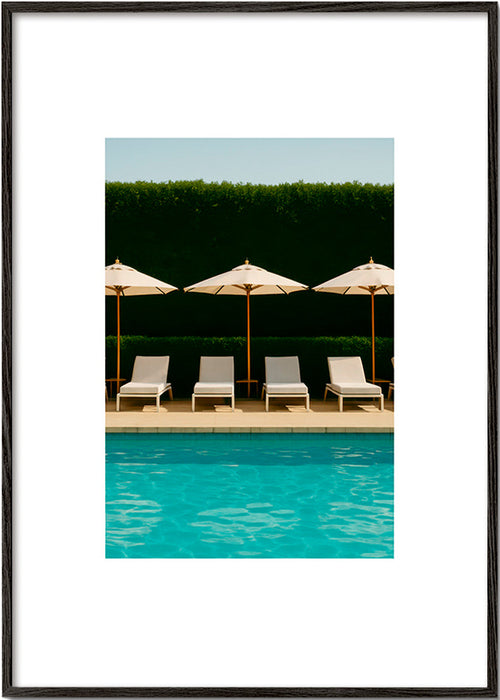 Fotografía de piscina con sombrillas y líneas limpias – Black Frame