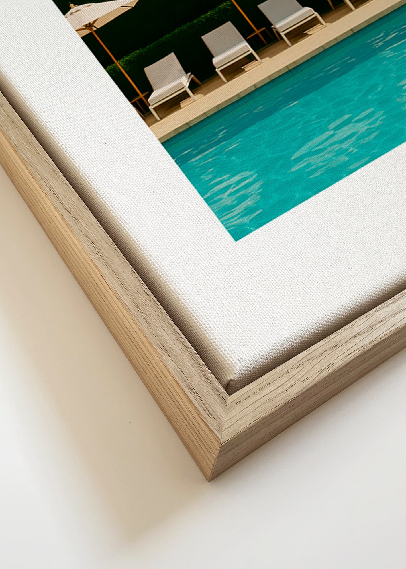 Fotografía de piscina con sombrillas y líneas limpias – Canvas detail