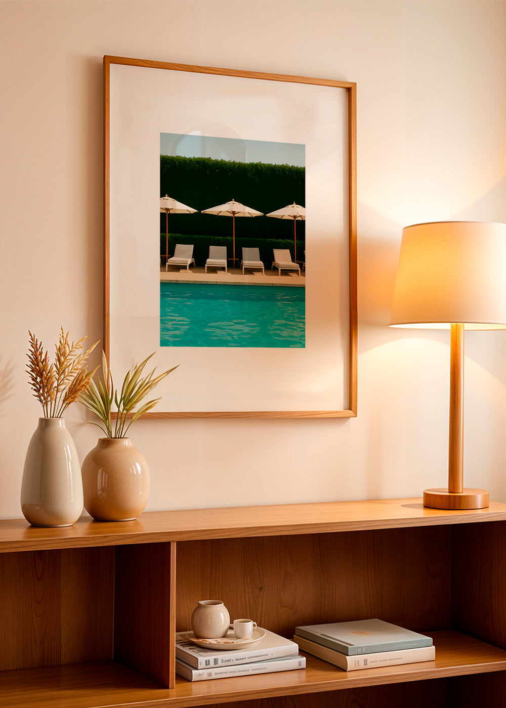 Fotografía de piscina con sombrillas y líneas limpias – Product1