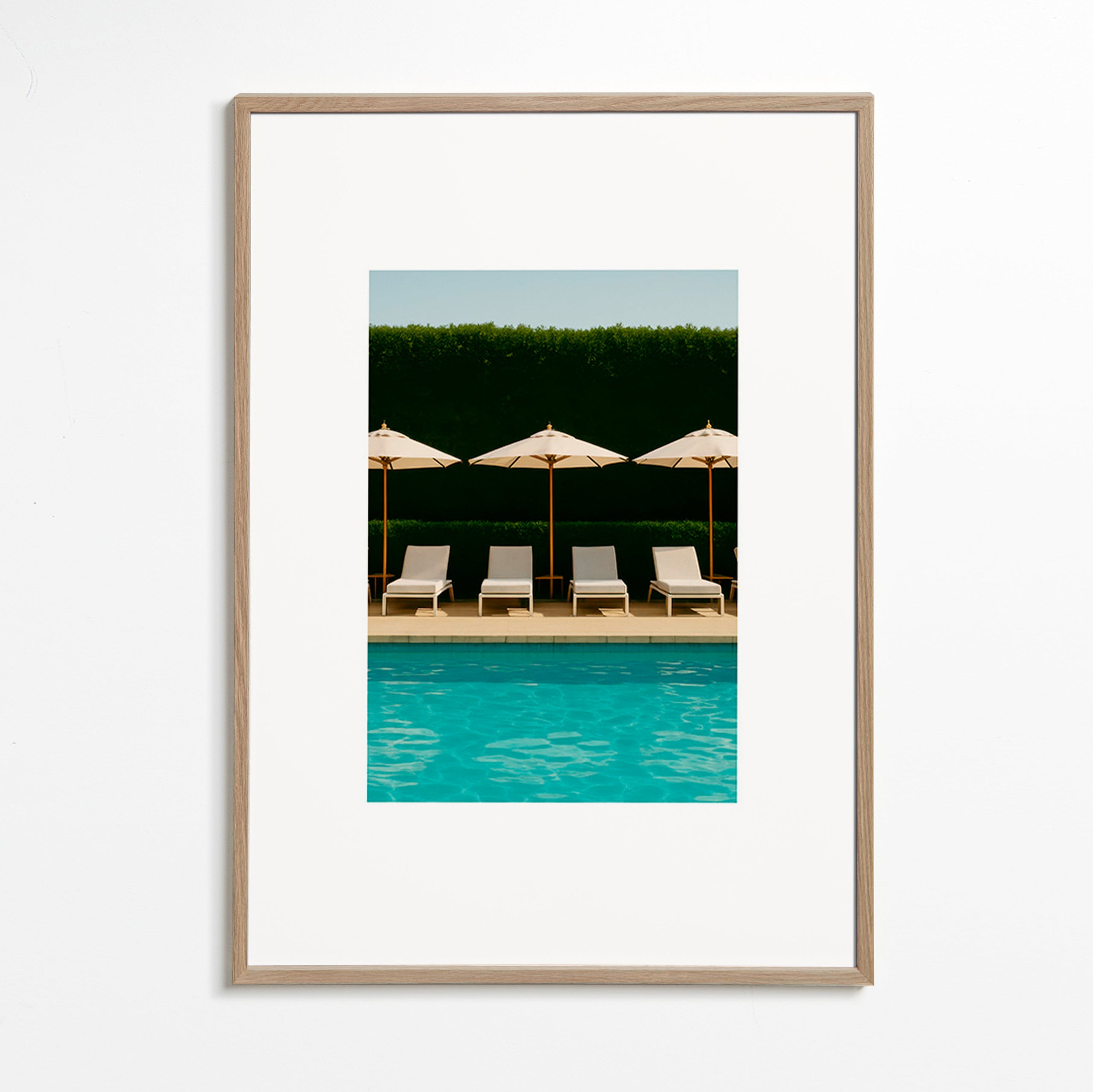 Fotografía de piscina con sombrillas y líneas limpias – Oak Frame