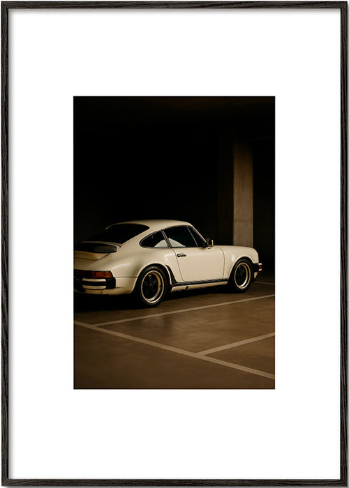 Fotografía de coche clásico en garaje nocturno – Black Frame