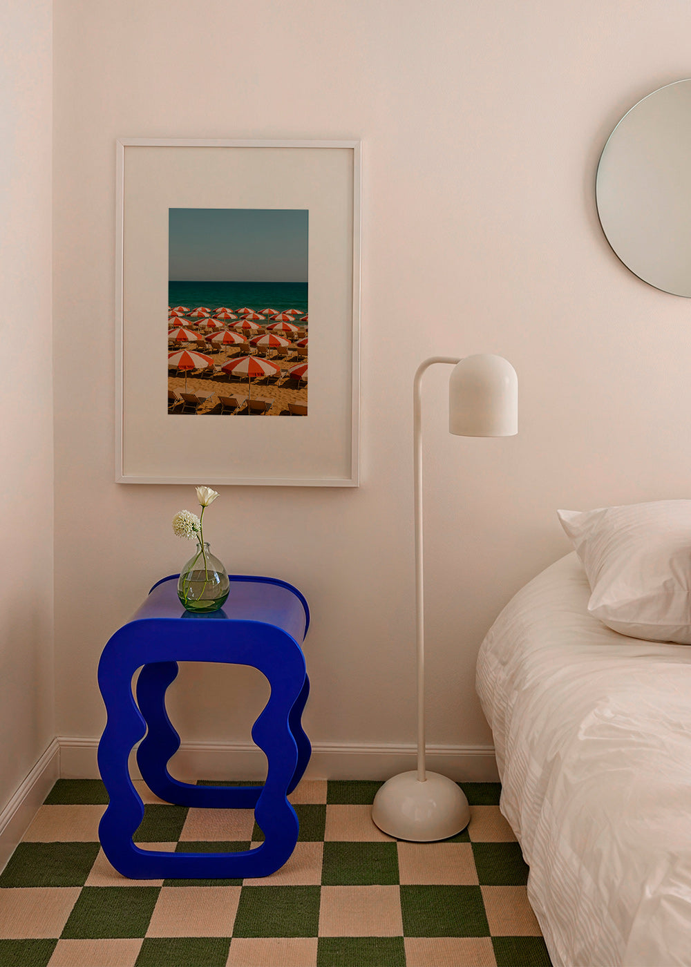 Cuadro de paisaje con sombrillas rojas en playa – Product1