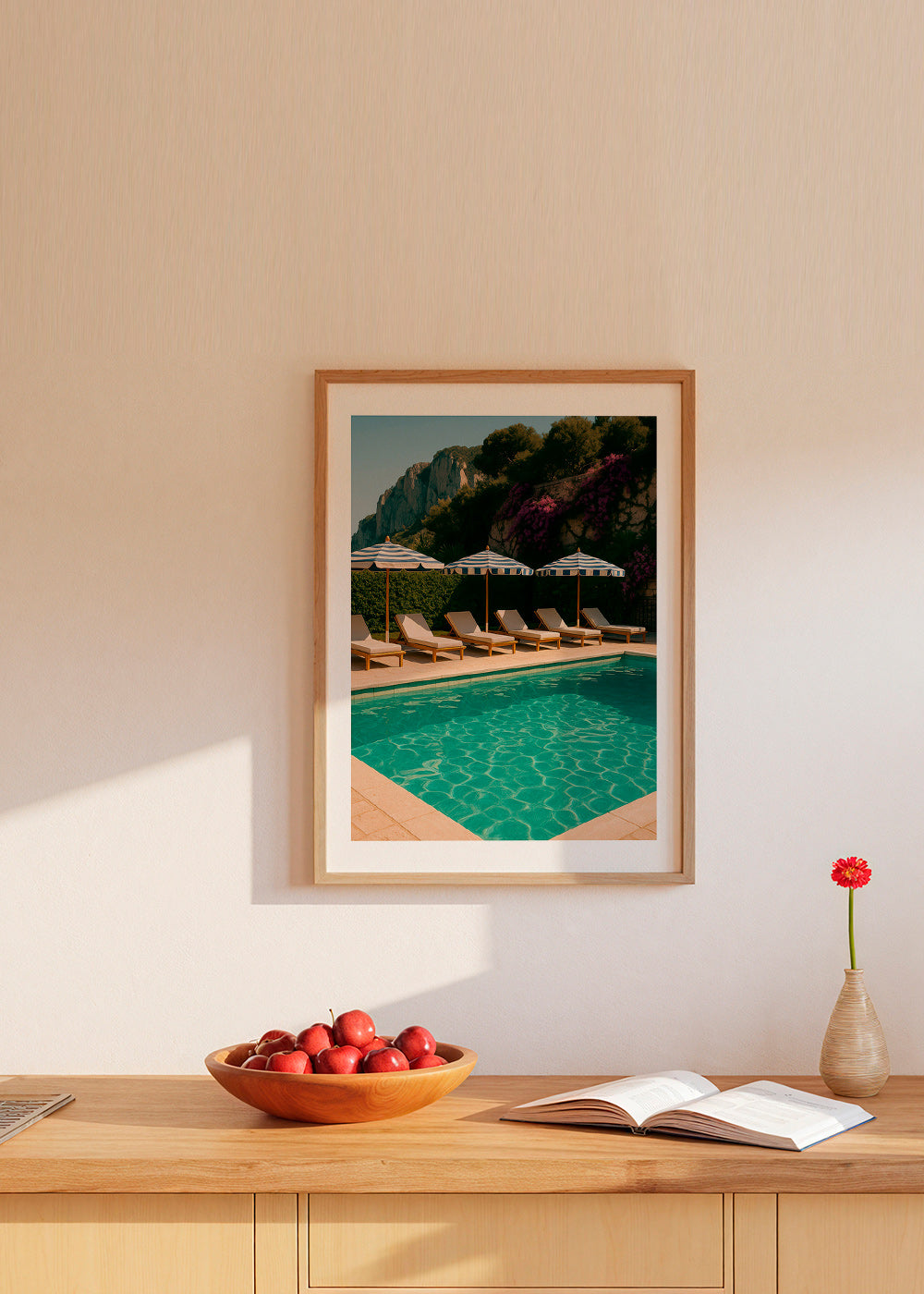 Fotografía de piscina con sombrillas y tumbonas – Product1