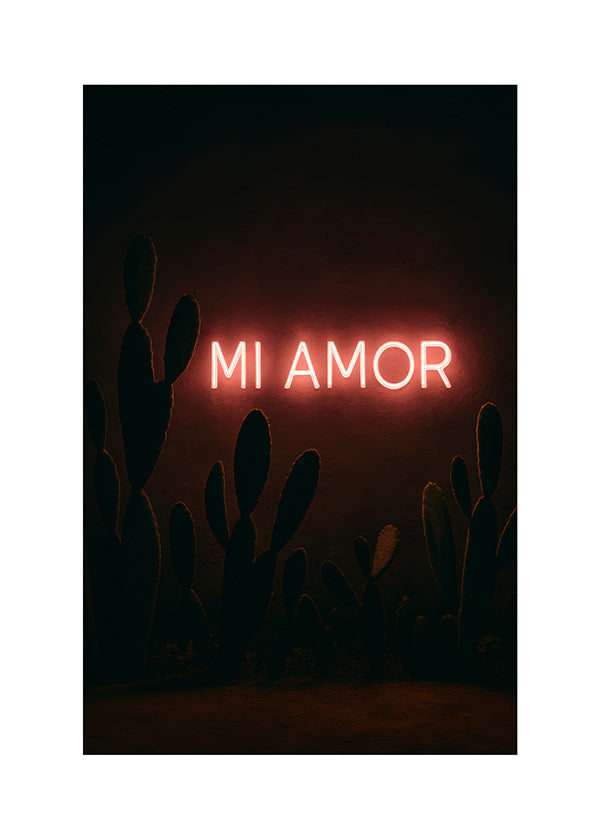 Fotografía artística: letrero neón "Mi Amor" sobre cactus
