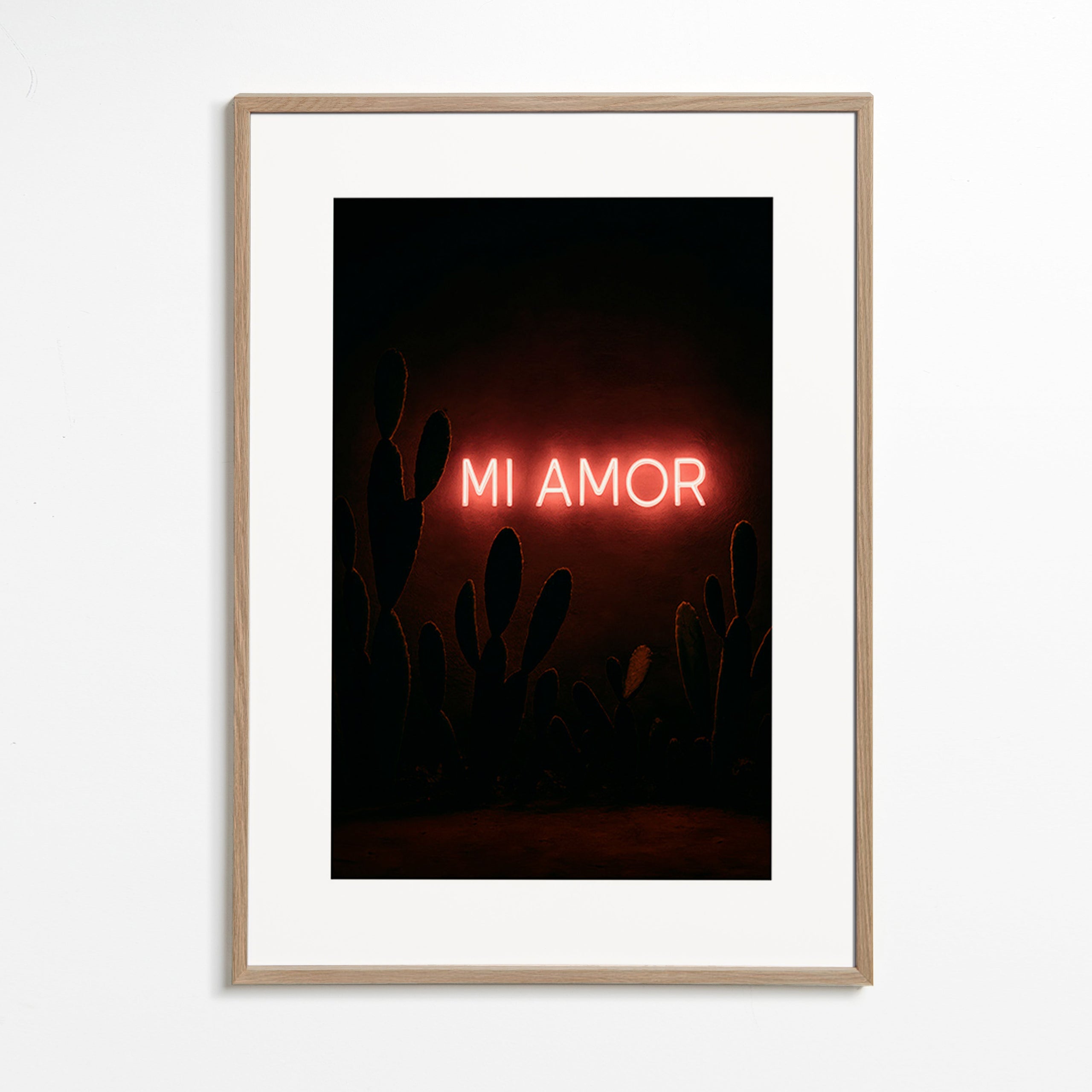 Fotografía artística: letrero neón "Mi Amor" sobre cactus – Oak Frame