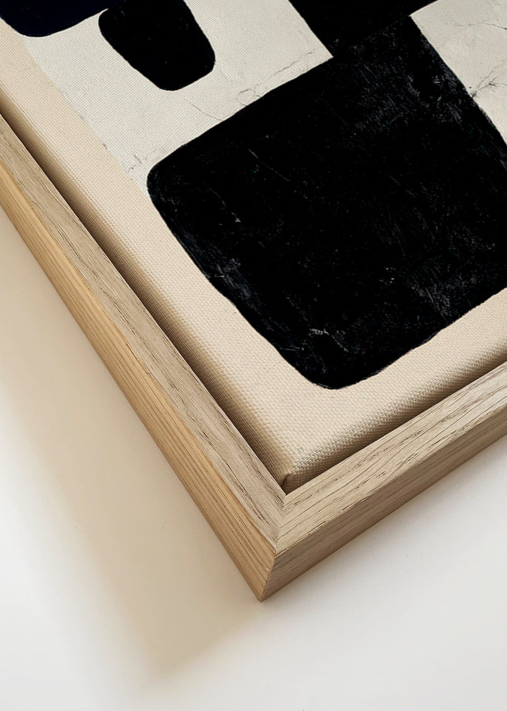 Cuadro geométrico con bloques negros y acento rojo – Canvas detail