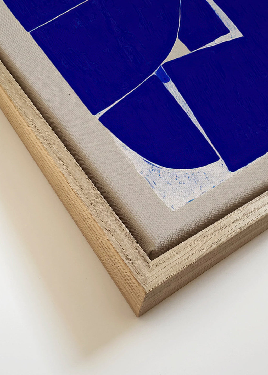 Cuadro abstracto con bloques azules orgánicos – Canvas detail