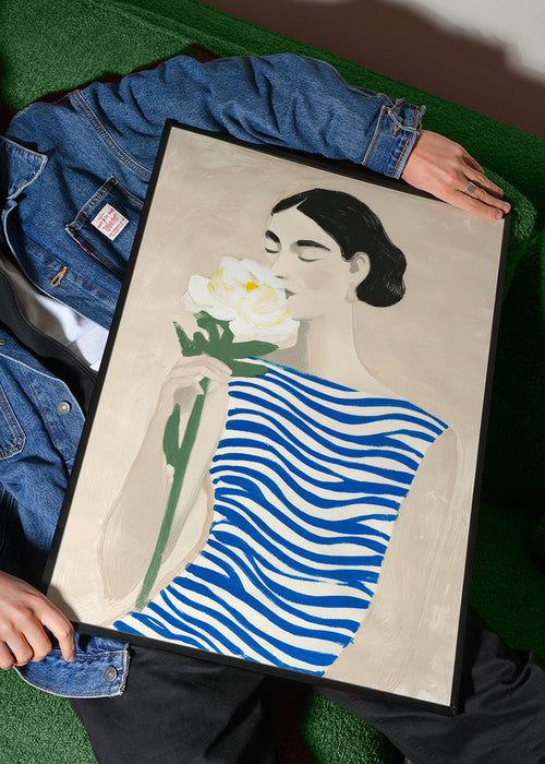 Lámina botánica: mujer con flor y rayas azules – Product1