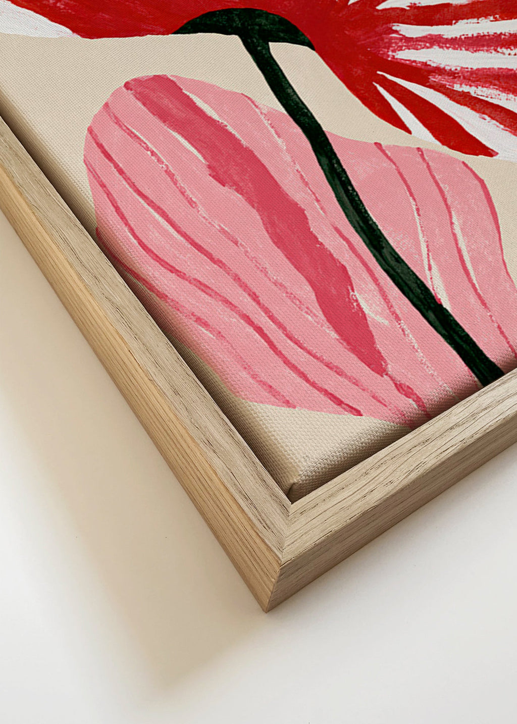 Lámina botánica roja con pétalos rayados – Canvas detail