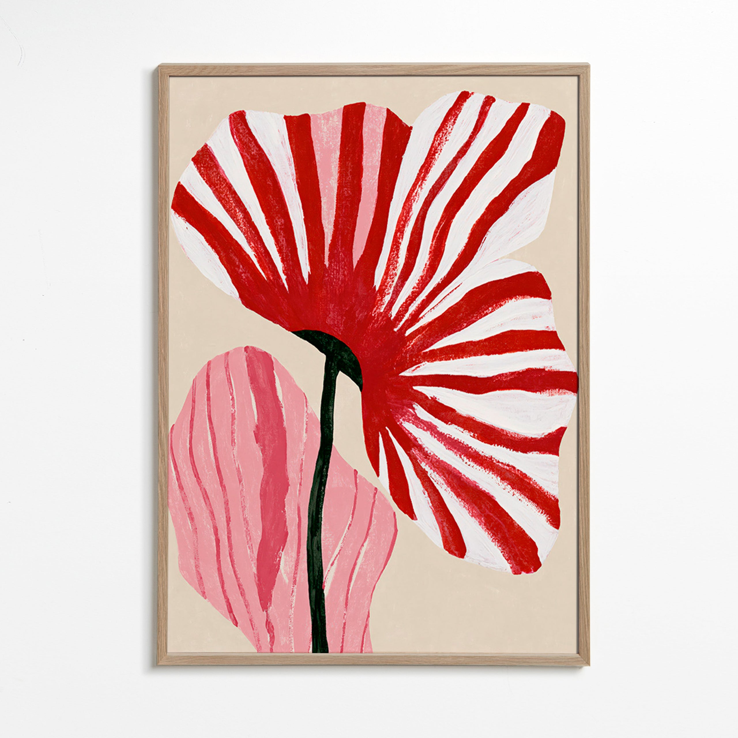 Lámina botánica roja con pétalos rayados – Oak Frame