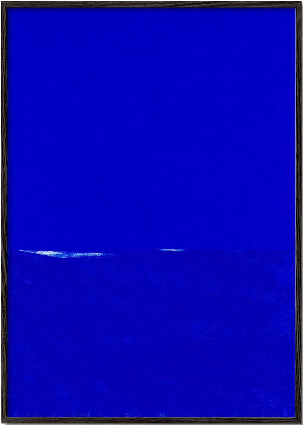 Cuadro abstracto azul con horizonte sutil – Black Frame