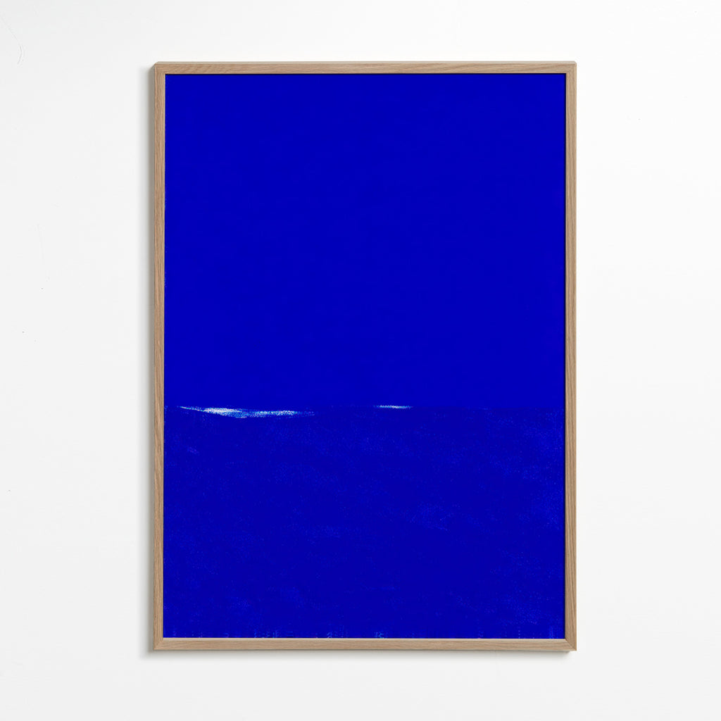 Cuadro abstracto azul con horizonte sutil – Oak Frame