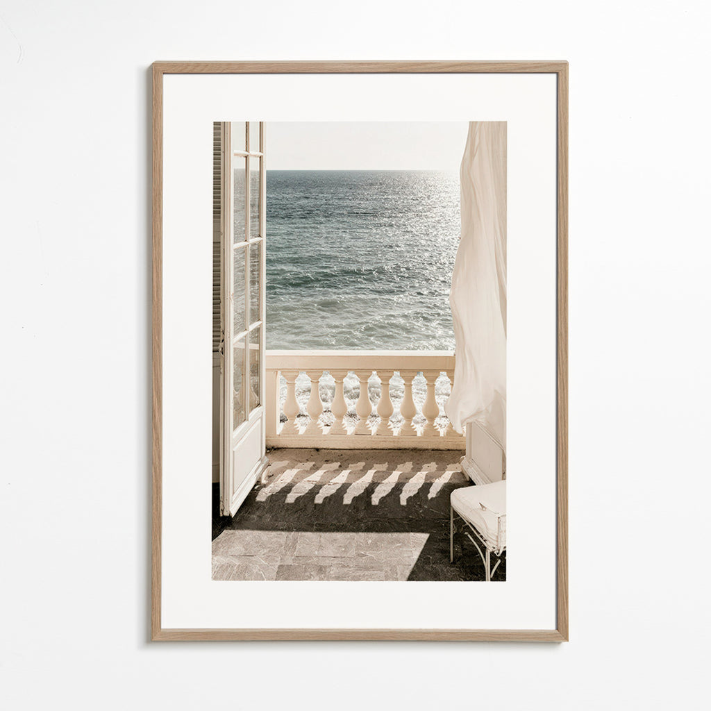 Cuadro de paisaje: balcón al mar con luz – Oak Frame