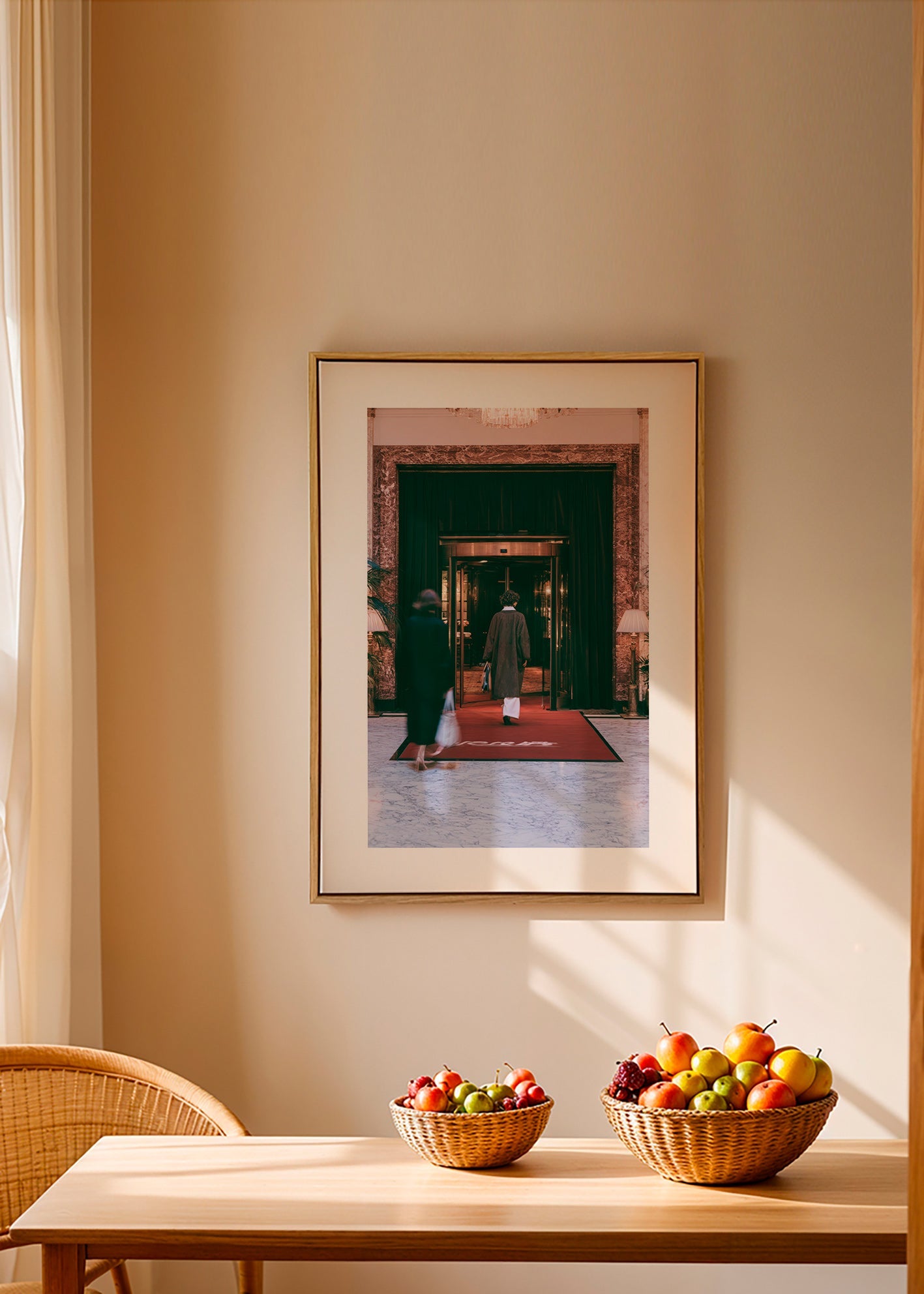 Fotografía de entrada de hotel con moqueta roja – Canvas1