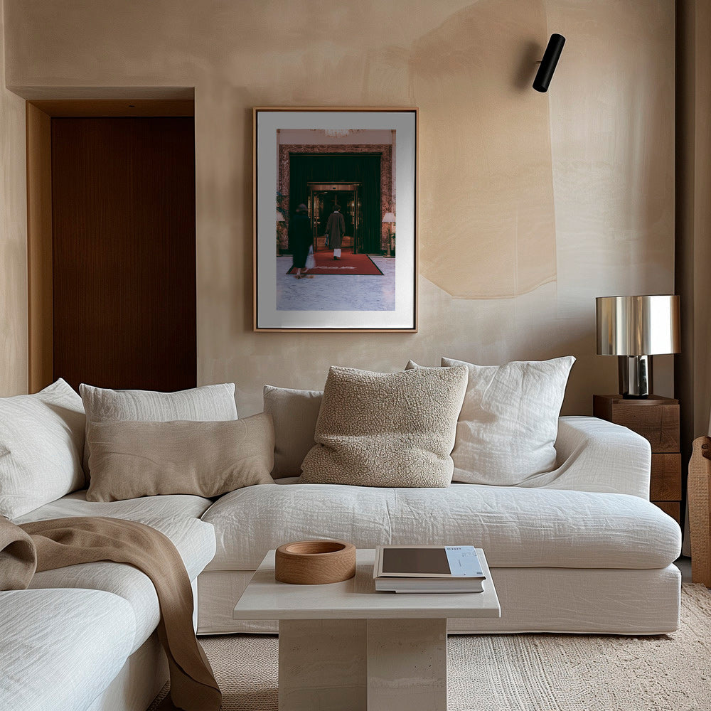 Fotografía de entrada de hotel con moqueta roja – Canvas2