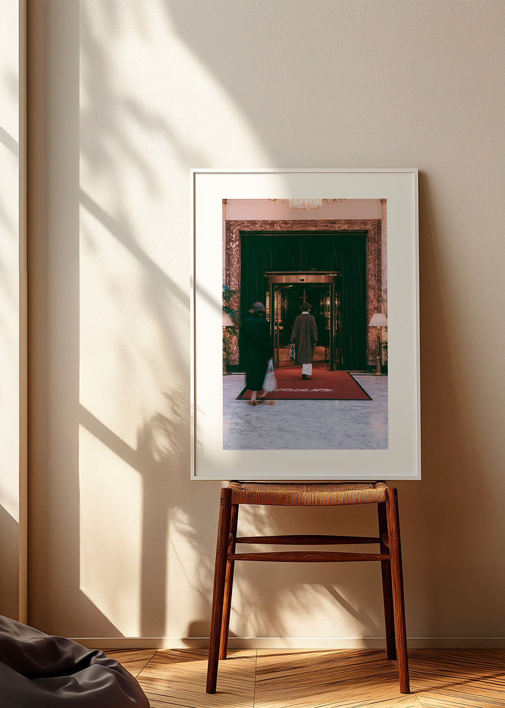 Fotografía de entrada de hotel con moqueta roja – Product3