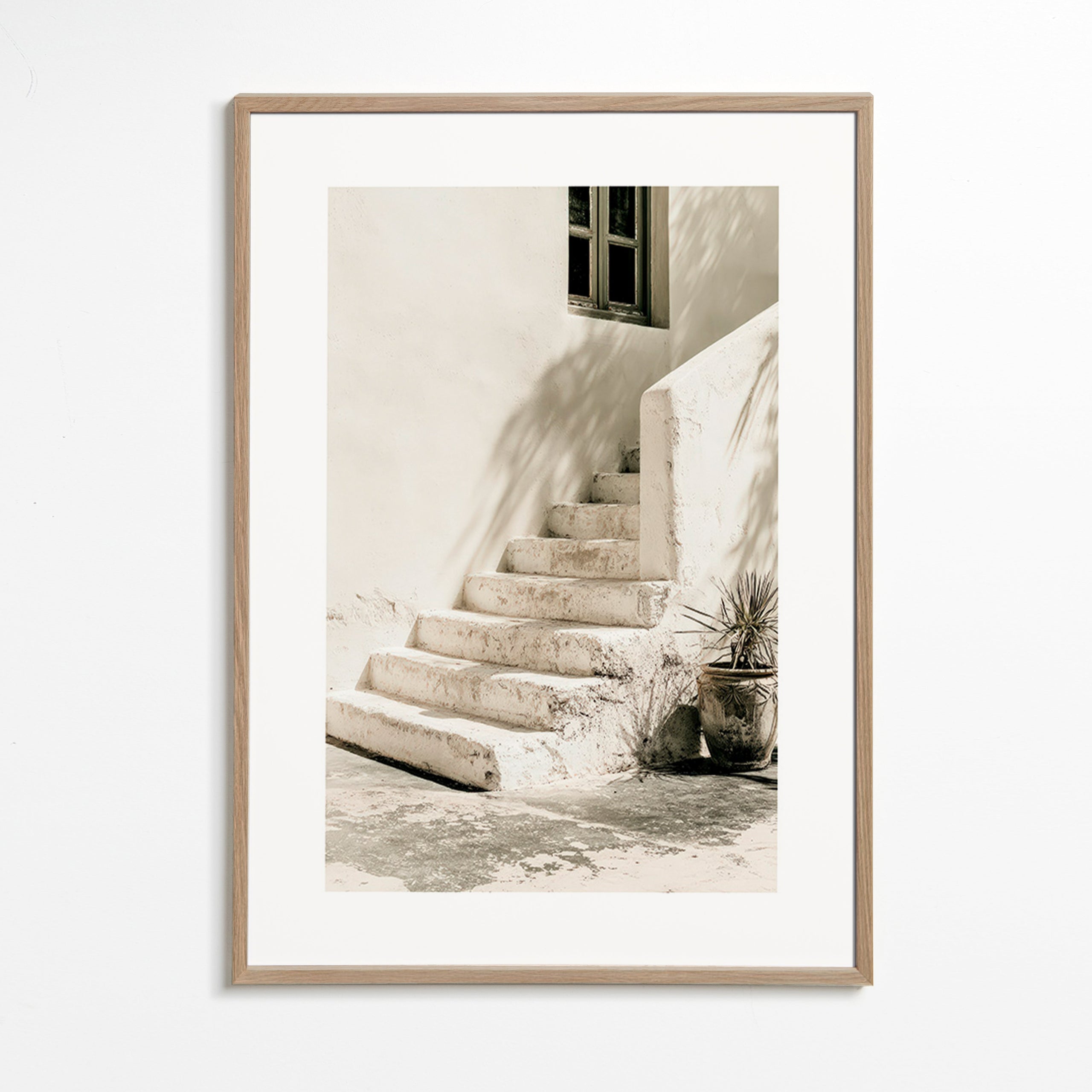 Fotografía de escalera blanca con maceta – Oak Frame