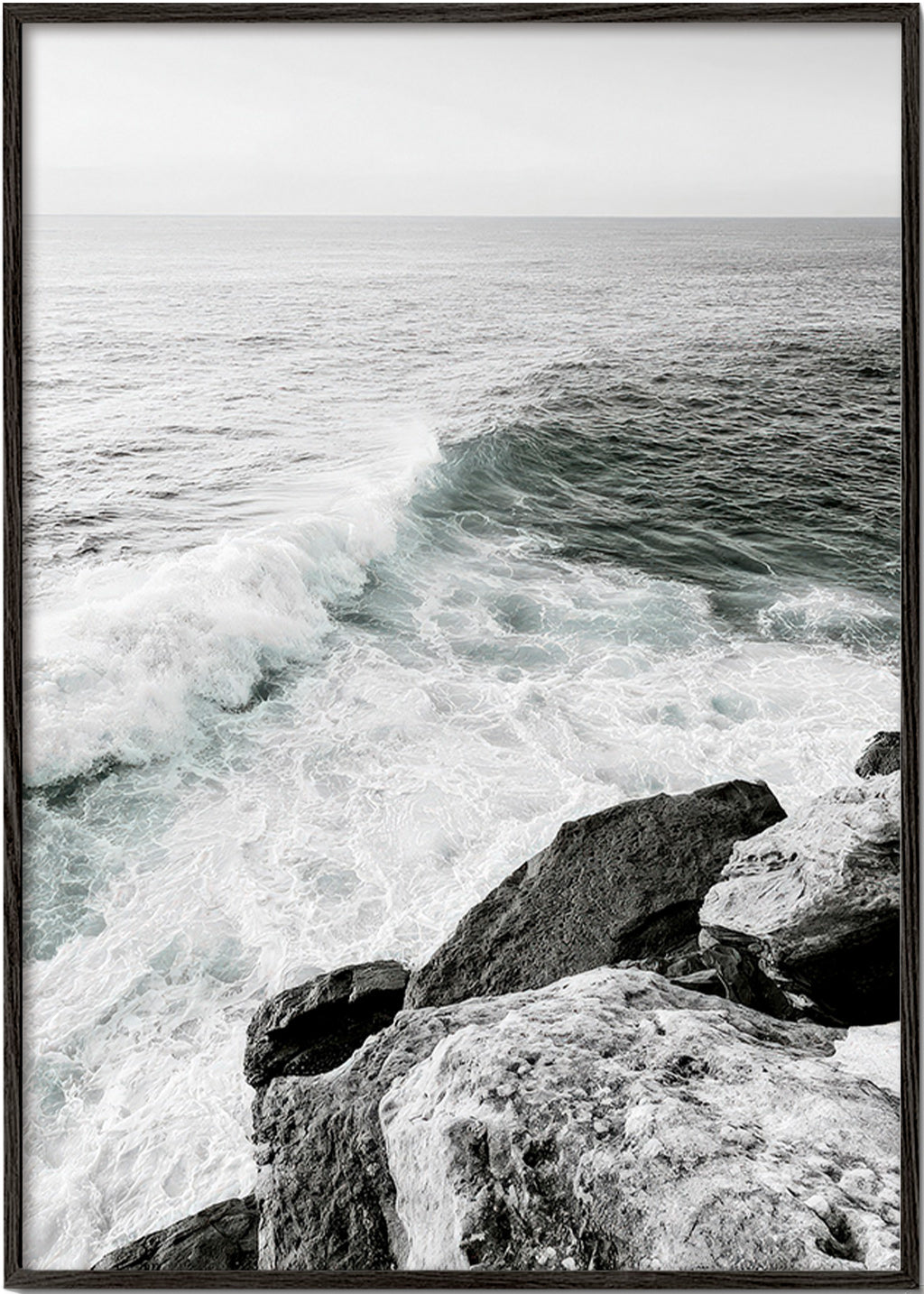 Cuadro de paisaje: acantilado y ola en blanco y negro – Black Frame