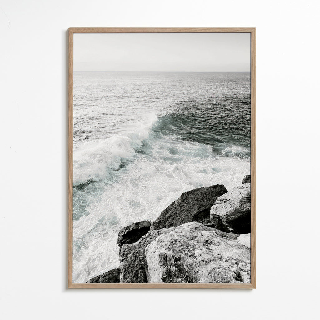 Cuadro de paisaje: acantilado y ola en blanco y negro – Oak Frame