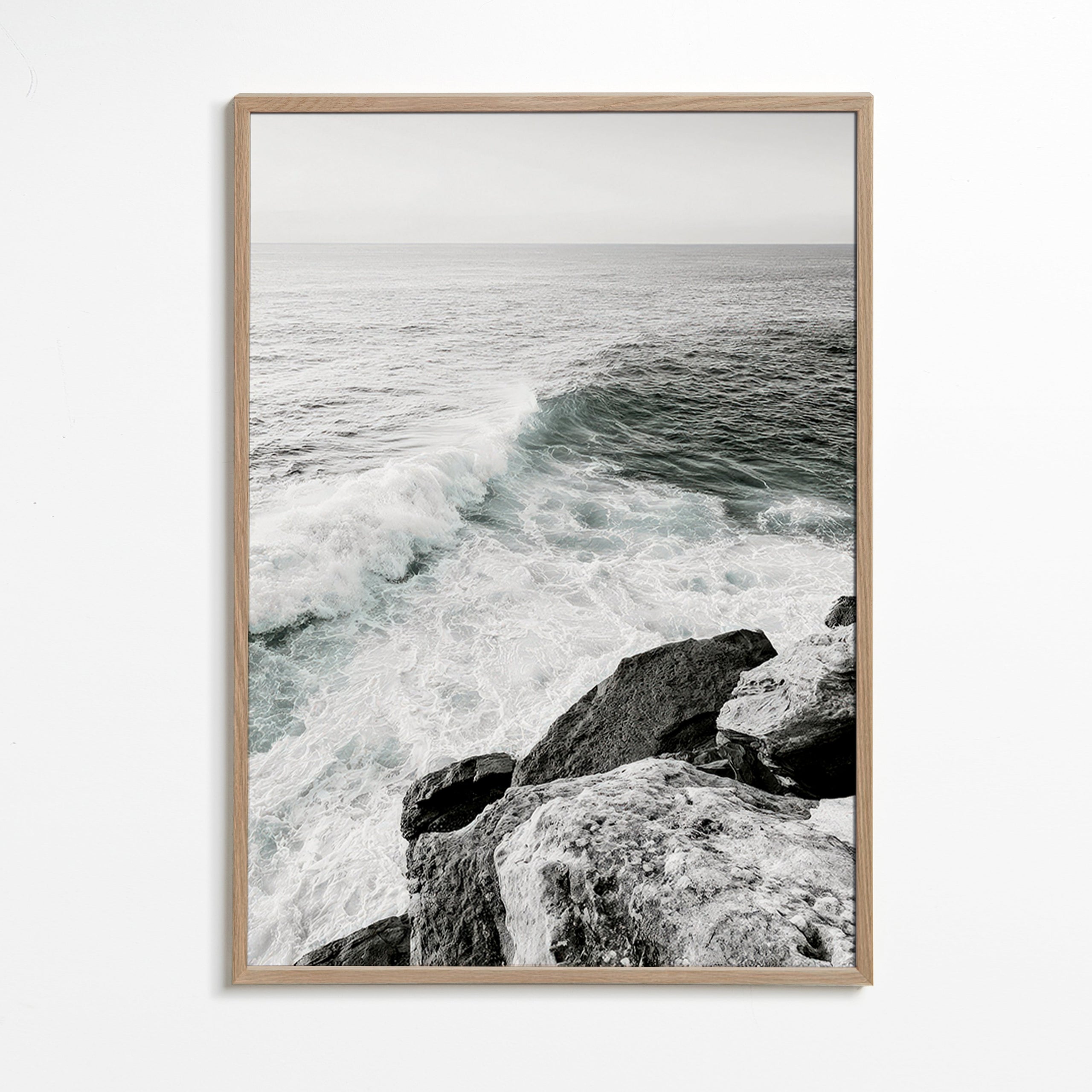 Cuadro de paisaje: acantilado y ola en blanco y negro – Oak Frame