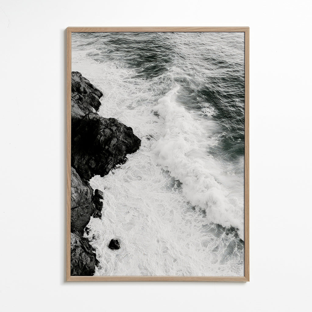 Cuadro de paisaje: rocas atlánticas en blanco y negro – Oak Frame