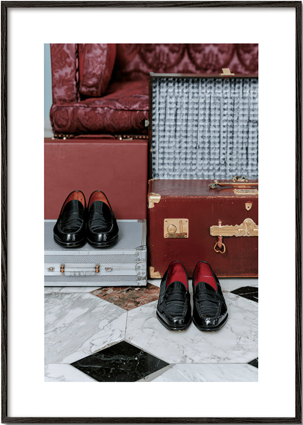 Cuadro de ciudades con maletas y zapatos lustrados – Black Frame