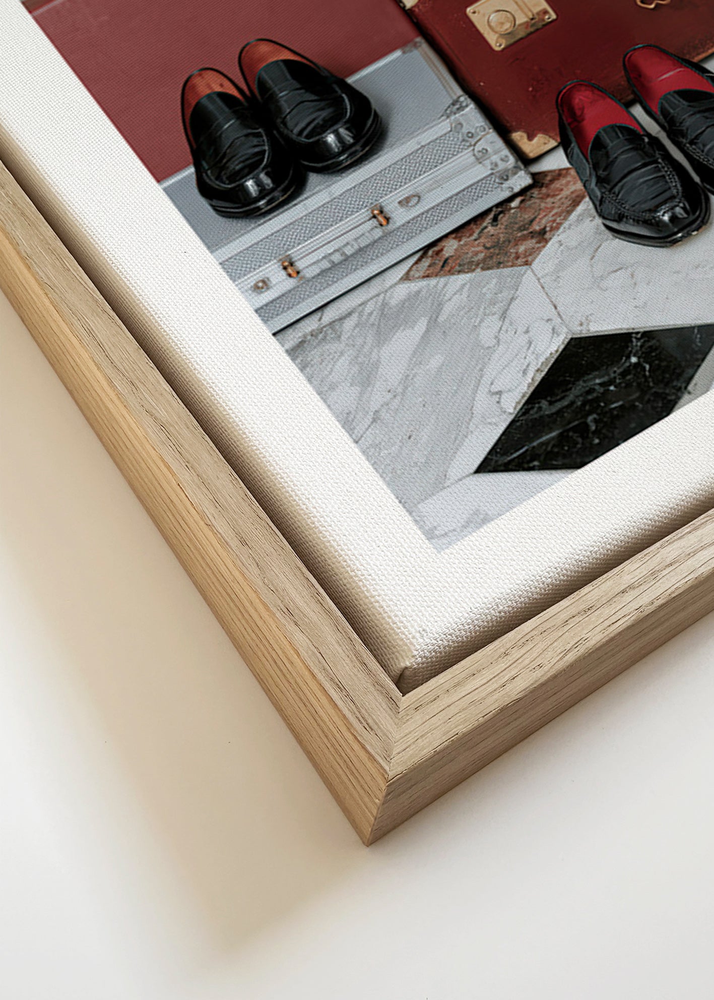 Cuadro de ciudades con maletas y zapatos lustrados – Canvas detail