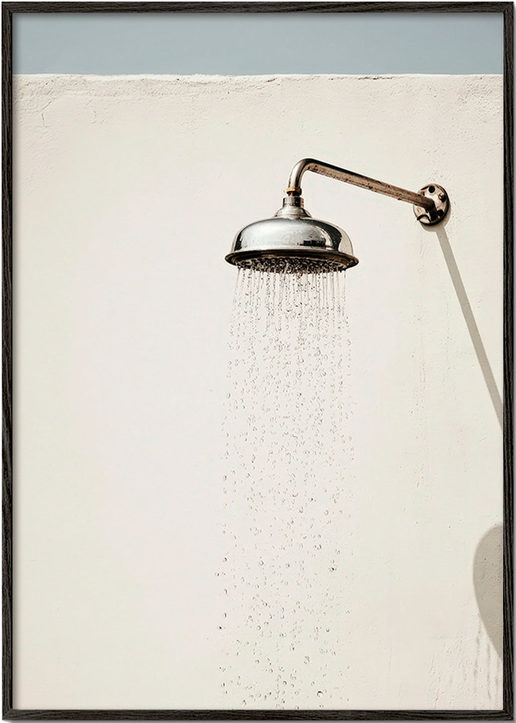 Fotografía de ducha exterior minimalista – Black Frame